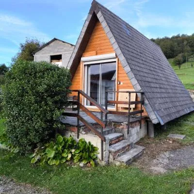 Petit chalet avec terrasse，位于Oust的酒店