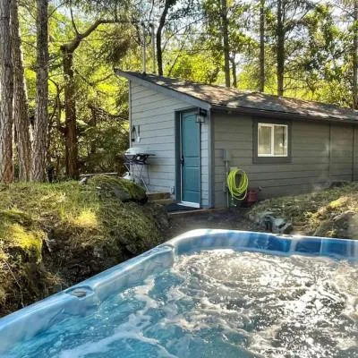 Cozy Cabana with Large Private Outdoor Hot Tub，位于那诺斯湾的酒店