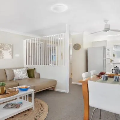 Ocean Blue Apartment Five，位于克拉龙的酒店