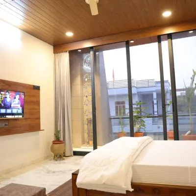 Amritam Palace A Luxury AC Home Stay，位于Rīngas的酒店