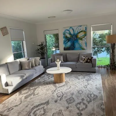 Tranquil Retreat - Your Own Room in a Peaceful Modern Shared House in Warner Lakes，位于Lawnton的酒店