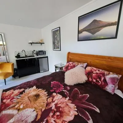 Tranquil Guest Suite New Plymouth，位于新普利茅斯的酒店