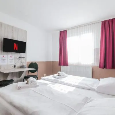 Hotel Café Galerie - Smart TV - Free Parking，位于加尔布森的酒店