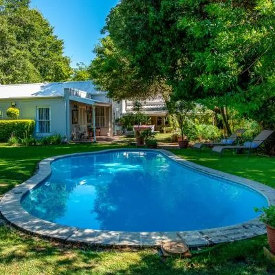 Beautiful country house set in lush garden，位于惠灵顿的酒店
