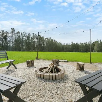 The Ranch - Coastal Farmhouse bringing family and friends together，位于Salt Ash的酒店