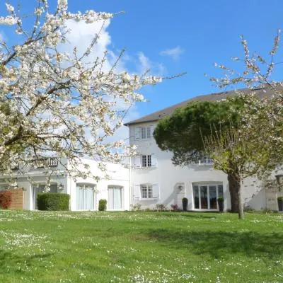 Logis Hôtel Restaurant des Châteaux，位于阿宰勒里多的酒店
