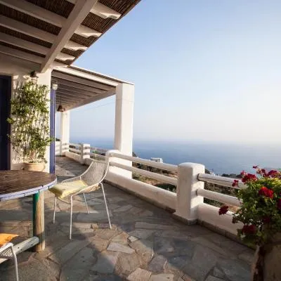 Alia's sea view villa & studios，位于Apróvaton的酒店