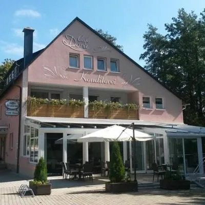 Hotel Konditorei Cafe Dora，位于明希贝格的酒店