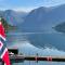 Svingen Guesthouse - Panoramic Fjord Views in Flåm