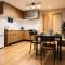 JoyHome 4-Bedroom Private House - 7 Min to Tengachaya - Free Parking - Direct to Namba & KIX