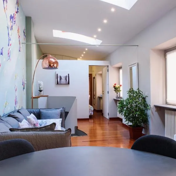 Lora Center apartment, near the lake with air conditioner，位于科莫的酒店