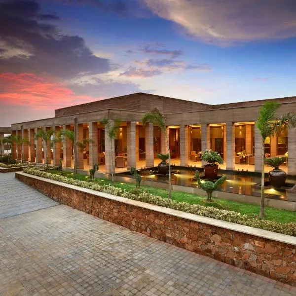 拉里曼加酒店，位于Dhauj的酒店