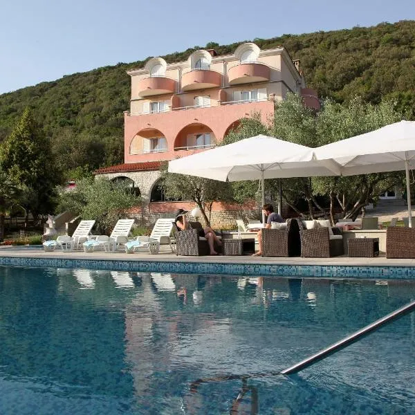 卡门酒店，位于Sarići的酒店