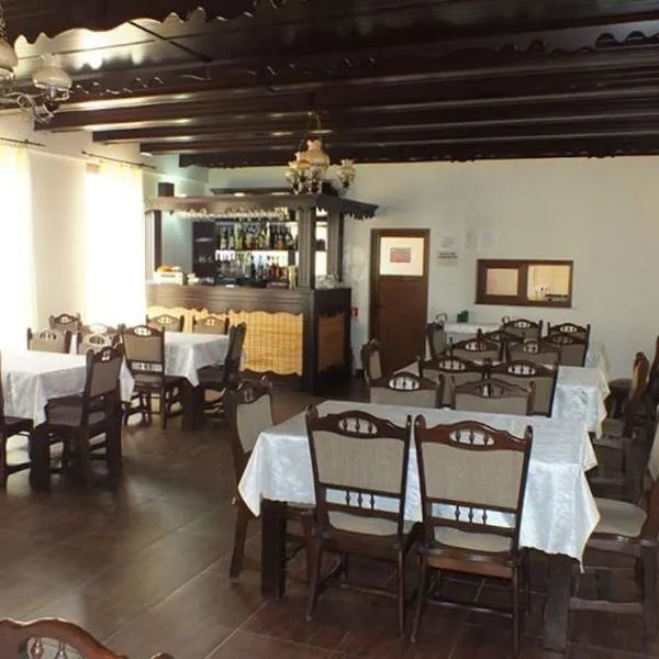 Pensiune Restaurant la Pogace，位于Piatra的酒店
