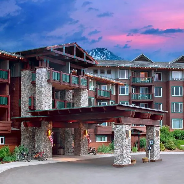 瞻博温泉度假酒店，位于马姆莫斯湖的酒店