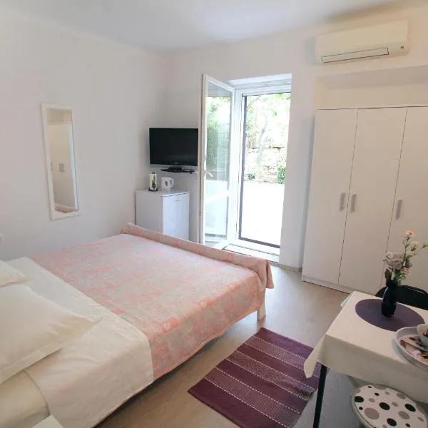 Rooms Feme，位于特罗吉尔的酒店