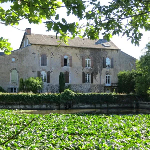 Chambres d'hôtes du Moulin de la Chaussee，位于Avessé的酒店