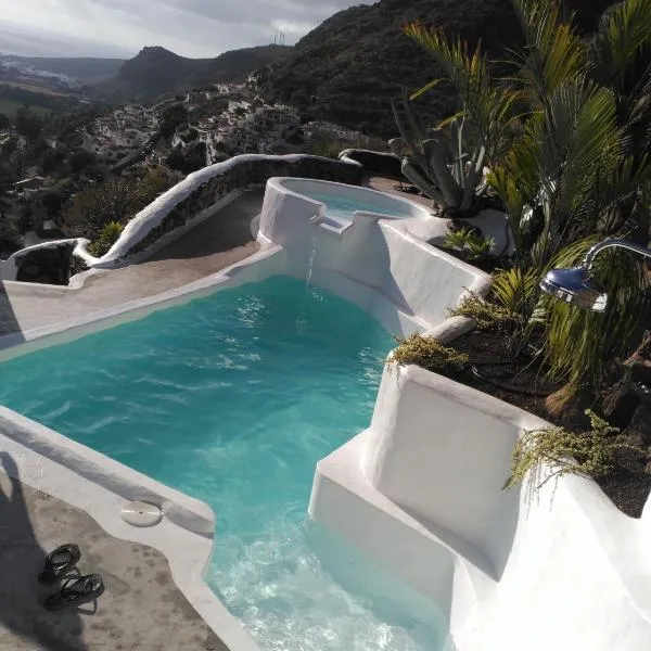 Vilna House with private pool, jacuzzi and garden -Optional pool and jacuzzi heating，位于Agua de Fontanales的酒店