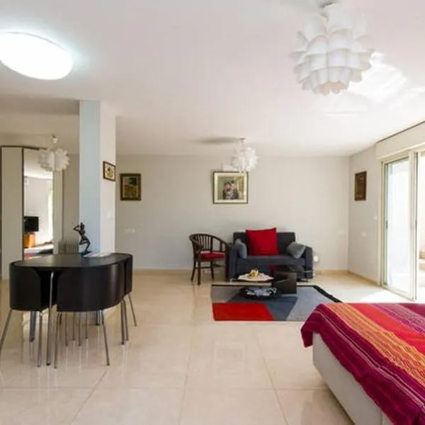 Magnificent studio in Zichron yaakov sea view and garden，位于兹奇隆亚科夫的酒店