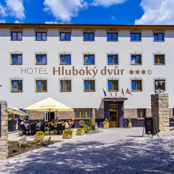 Wellness Hotel Hluboký Dvůr，位于Kocourovec的酒店