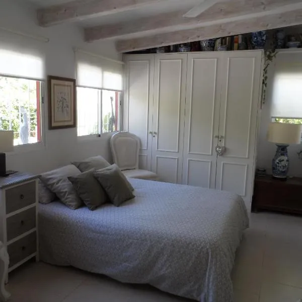 Casa con jardín frente Playa de Burriana，位于巴里亚纳的酒店