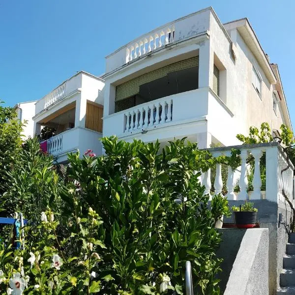 布里柯公寓式酒店，位于Prkos的酒店