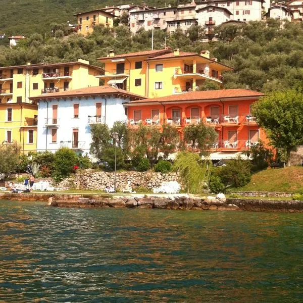 斯密拉尔多酒店，位于布雷佐内加尔达的酒店