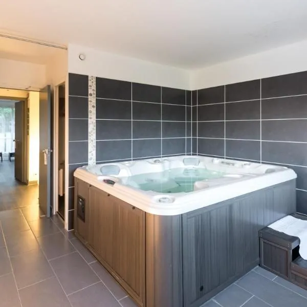 Logis Latitude Ouest Hôtel Restaurant & Spa，位于洛克罗南的酒店