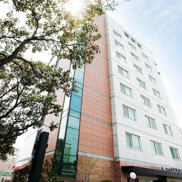 加利福尼亚酒店,位于西归浦市的酒店