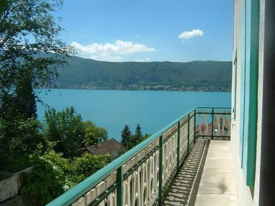 Les Terrasses du Lac- Villa Le LAC Cottage au Bord du Lac d'Annecy -，位于维里尔·杜·拉克的酒店