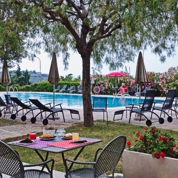 卡斯特拉罗高尔夫度假酒店，位于Argallo的酒店