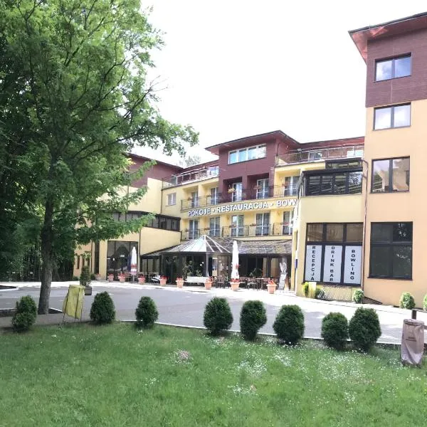 奥库斯基格兰德罗泽维耶酒店，位于Czarny Młyn的酒店