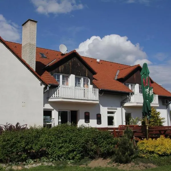 萨拉梦恩膳食公寓，位于Jevišovice的酒店