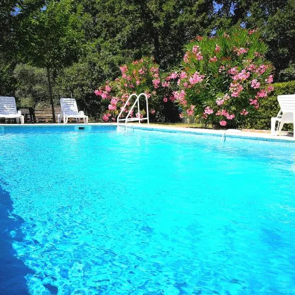 Au Bien Etre piscine，位于La Haute Maure的酒店