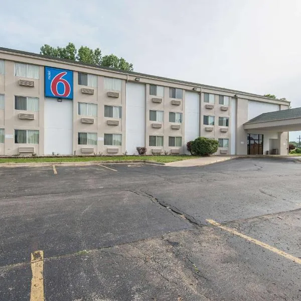 Motel 6-Lawrence, KS，位于Baldwin City的酒店