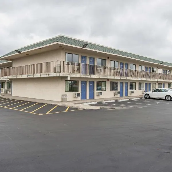 Motel 6 Kansas City, MO - Airport，位于Executive Hills Polo Club Heliport的酒店