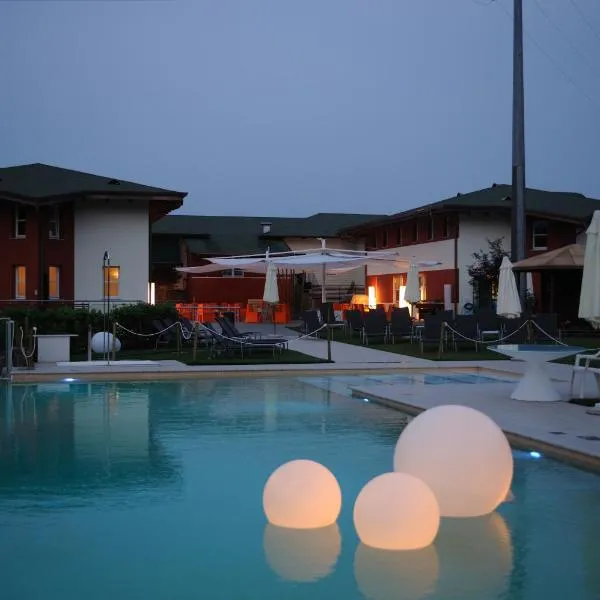 卡纳韦塞高尔夫乡村俱乐部酒店，位于Lessolo的酒店