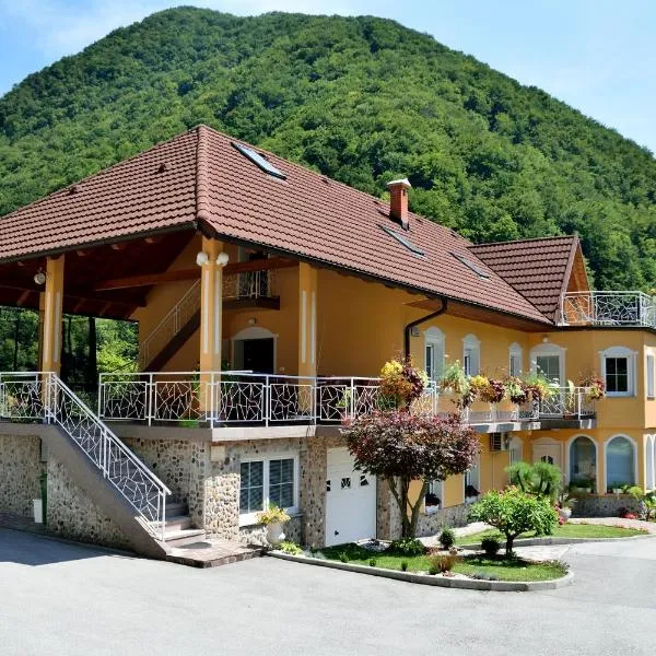 Apartment Sotočje，位于Gorenja Trebuša的酒店