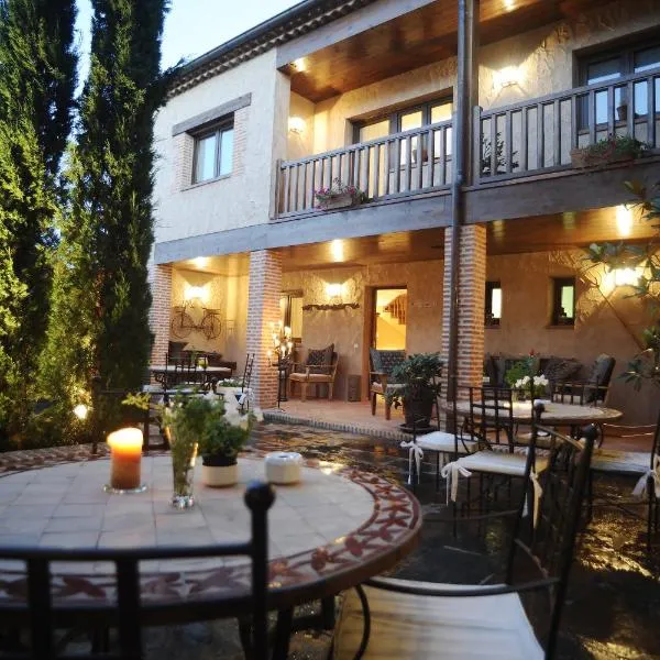 索拉兹德尔莫罗斯公寓，位于Santa María la Real de Nieva的酒店