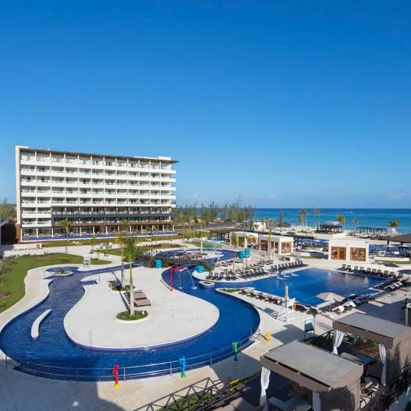 Royalton Blue Waters Montego Bay, An Autograph Collection All-Inclusive Resort，位于法尔茅斯的酒店