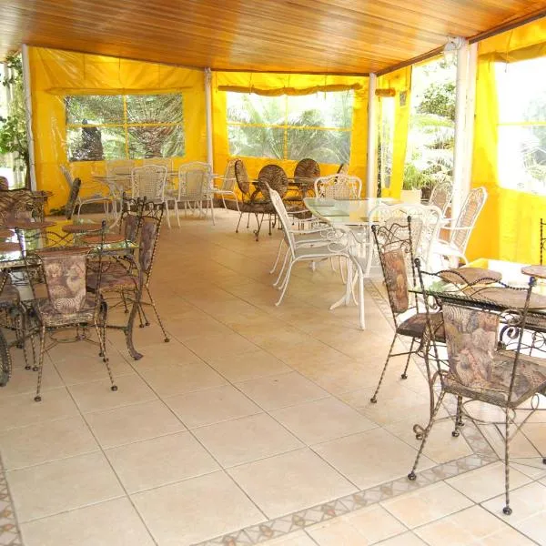 Falcon Crest Suites，位于Nkoyaphiri的酒店