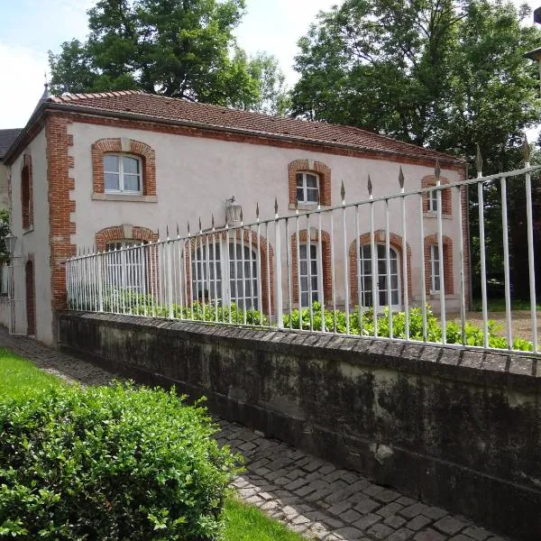 Château Mesny Gite Au Fil des Pages，位于Marthille的酒店