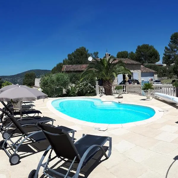 GITE LES PINS piscine chauffée jardin privatif climatisation Wifi parking，位于佩梅纳德的酒店