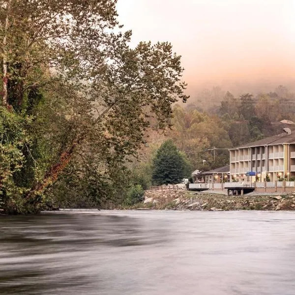 Best Western Plus River Escape Sylva / Dillsboro，位于迪尔斯伯勒的酒店