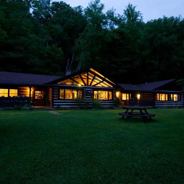 Creekwalk Inn Bed and Breakfast with Cabins，位于Jenkins Mill的酒店