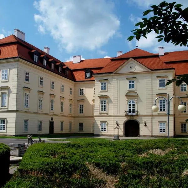 扎马克拿巴达尔旅馆，位于Topolná的酒店