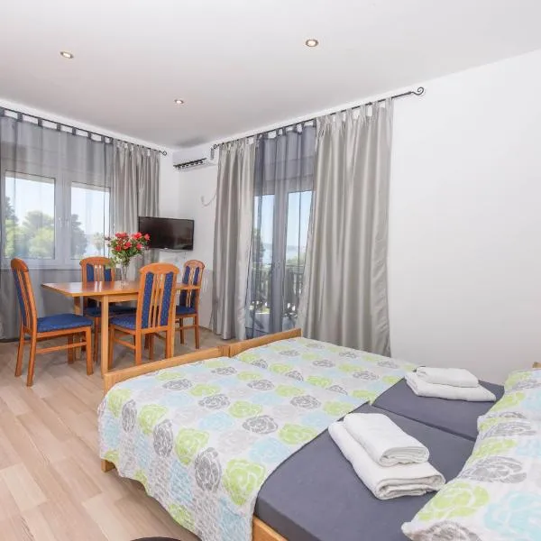 Luxury Rooms Ivana，位于卡什泰拉的酒店