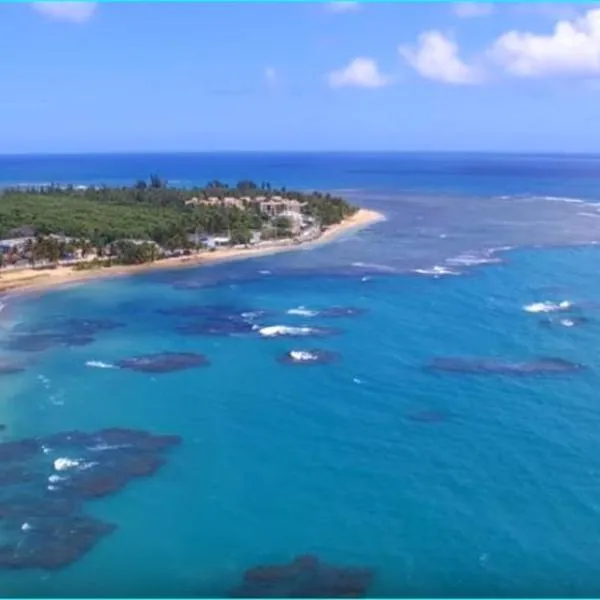 Beach front apartment in Luquillo，位于法哈多的酒店