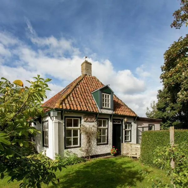 Fairytale Cottage in Nes Friesland with garden，位于比伦的酒店