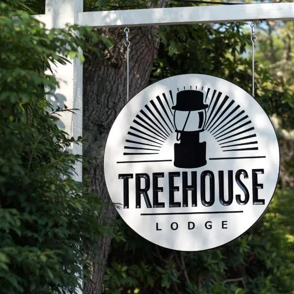 Treehouse Lodge，位于法尔茅斯的酒店